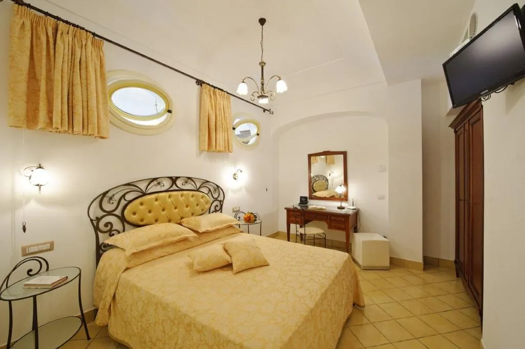 Room, La Sorgente Del Sole, Naples
