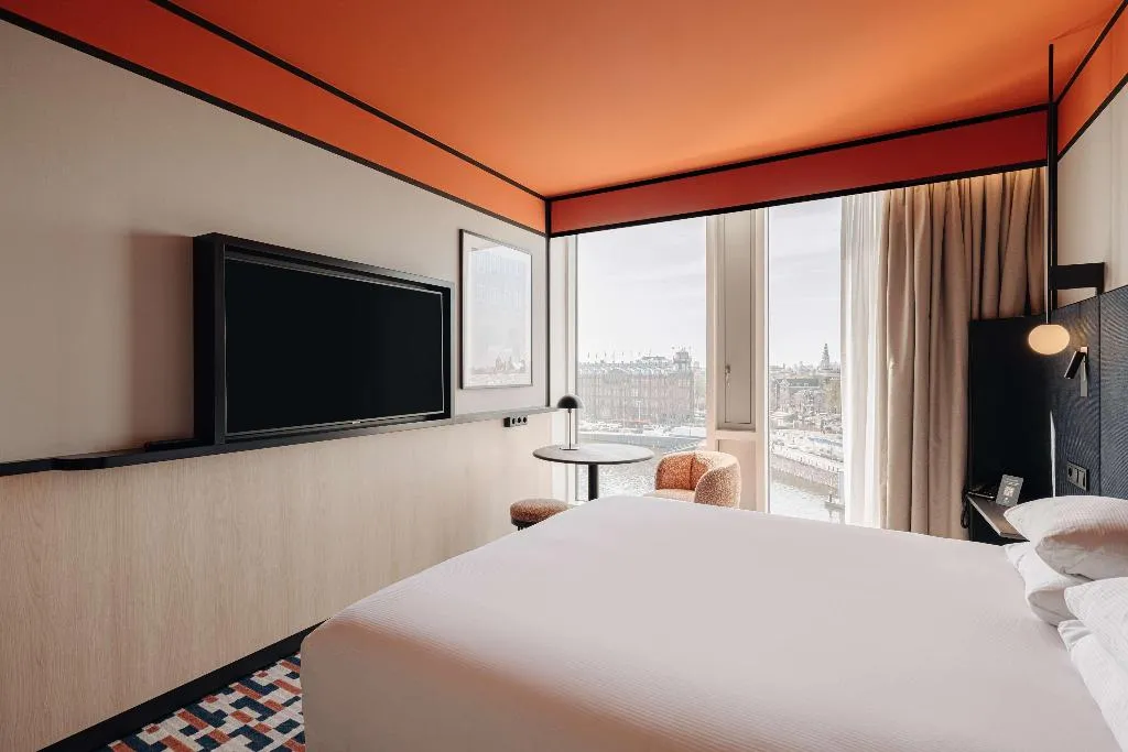 DOUBLE DELUXE CITY VIEW KING BED Room, DoubleTree by Hilton Amsterdam Centraal Station, Amsterdam