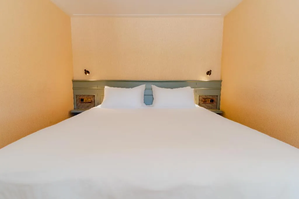 JUNIOR SUITE KING SIZE BED Room, Hotel Mercier, Amsterdam