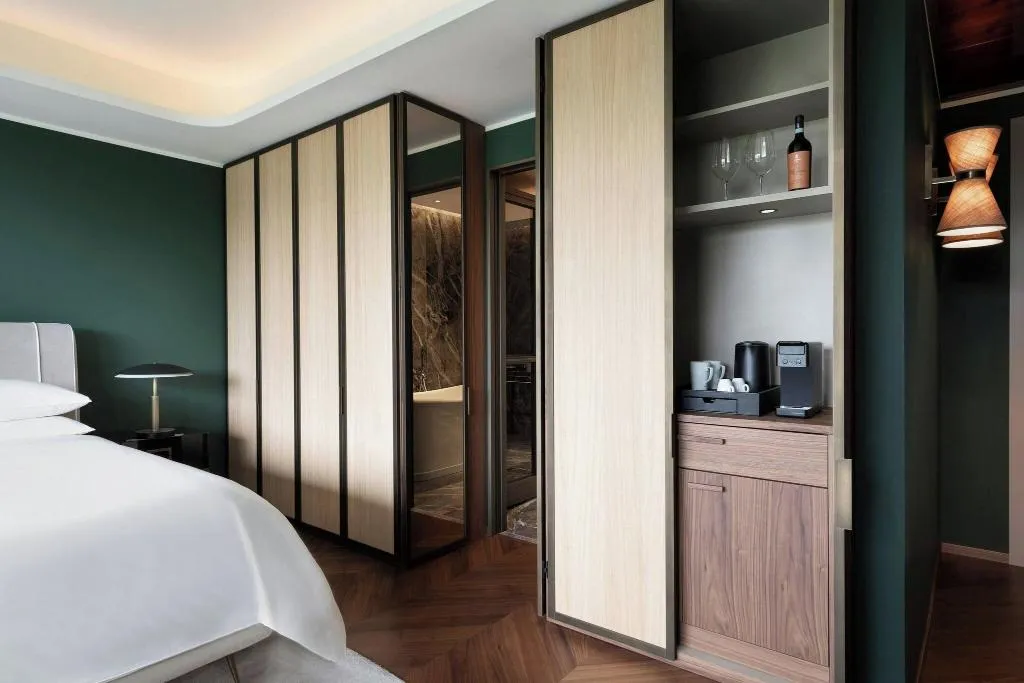 JUNIOR SUITE KING BED ONE BEDROOM  Room, Sheraton Lake Como, Milan