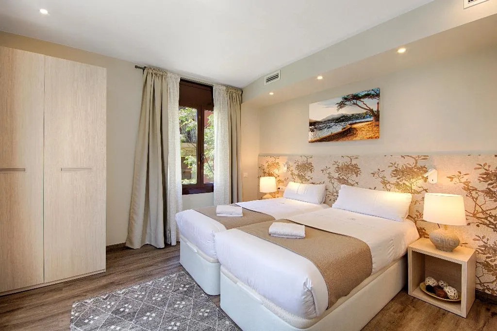 APARTMENT FOUR BEDROOMS Room, Mercedes Heritage Apartments, Barcelona