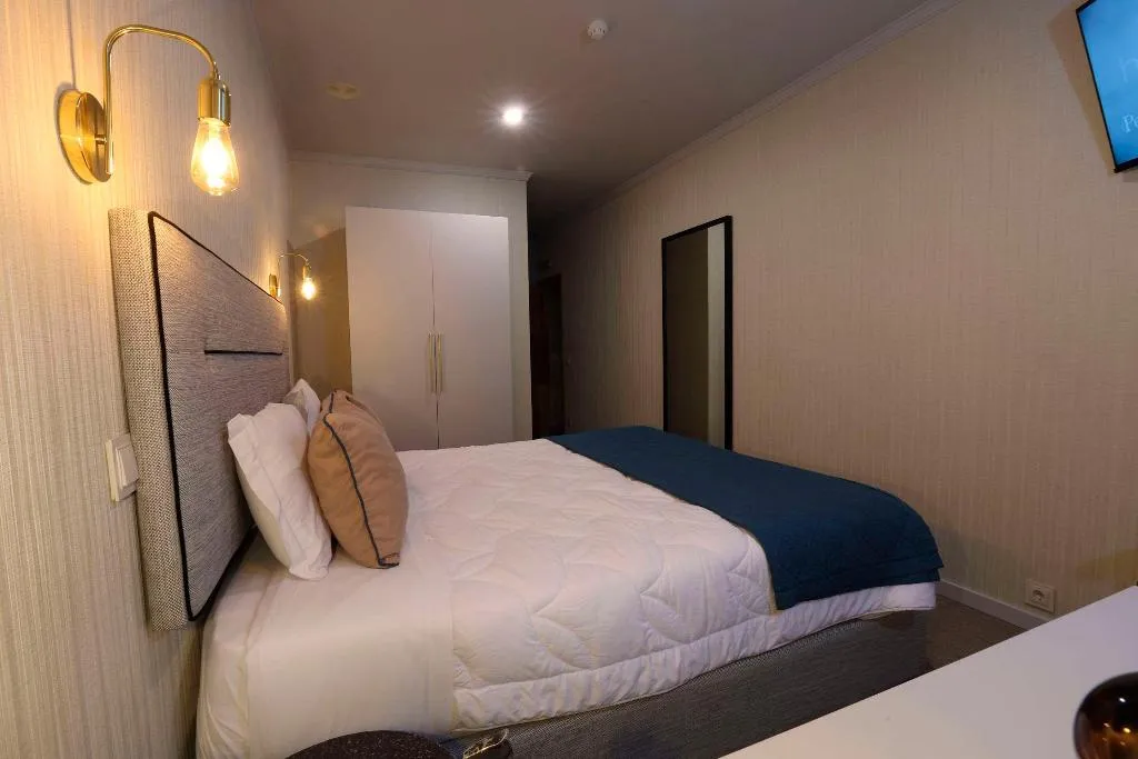 Room, America, Porto