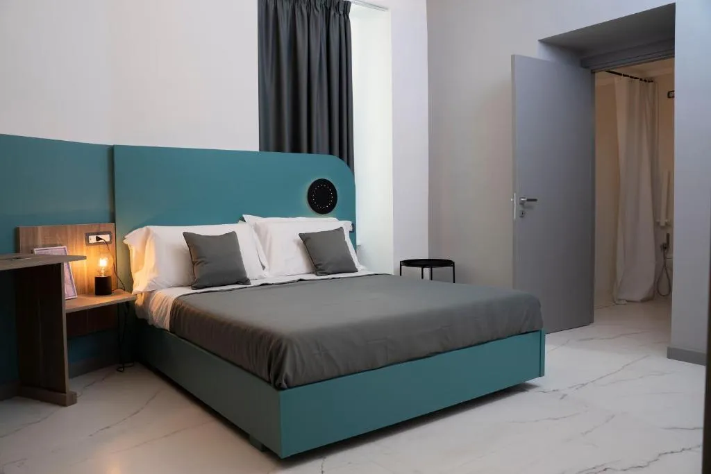 DOUBLE STANDARD Room, Rettifilo 311, Naples