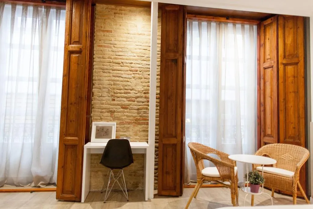Room, Host & Home, Valencia