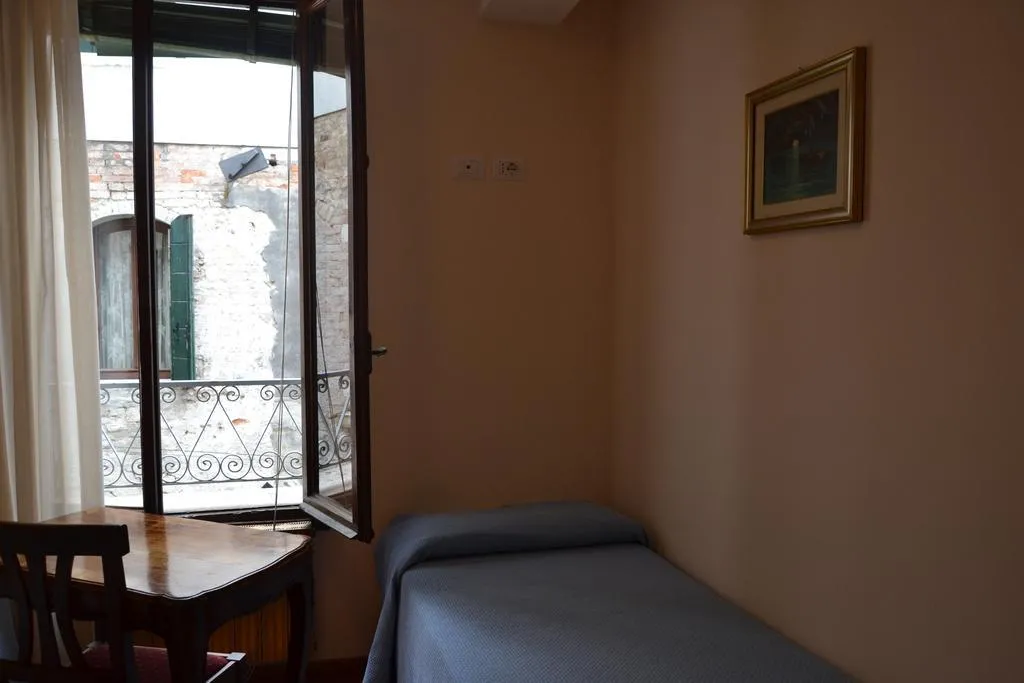 Room, Canada Hotel, Venice