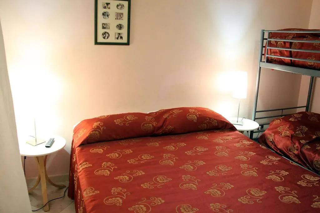 Room, Cinquestelle, Naples