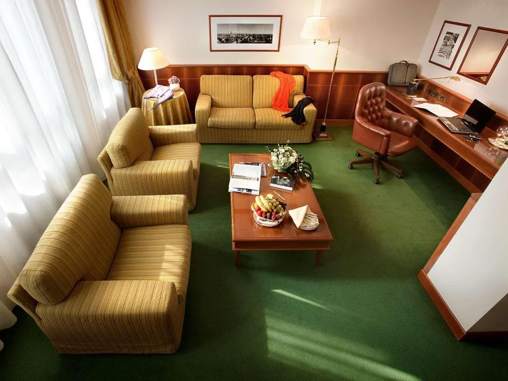 Room, Cavour, Milan