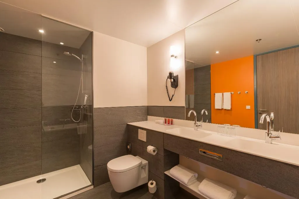 DOUBLE EXECUTIVE KING BED Room, Leonardo Hotel Amsterdam Rembrandtpark, Amsterdam