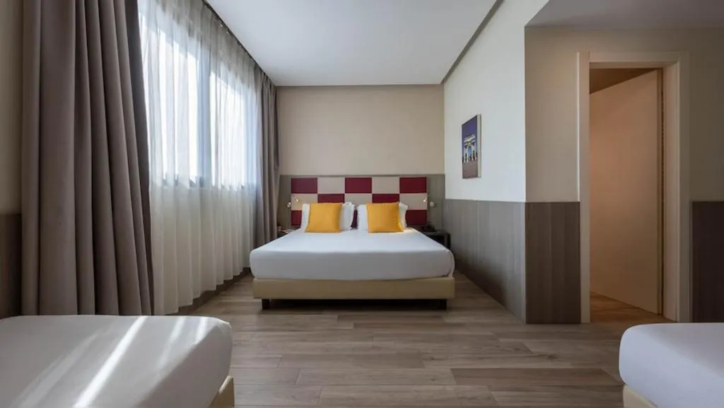 QUADRUPLE DELUXE Room, iH Hotels Milano St. John, Milan