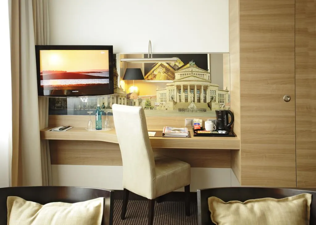 SUITE STANDARD Room, H4 Hotel Berlin Alexanderplatz, Berlin