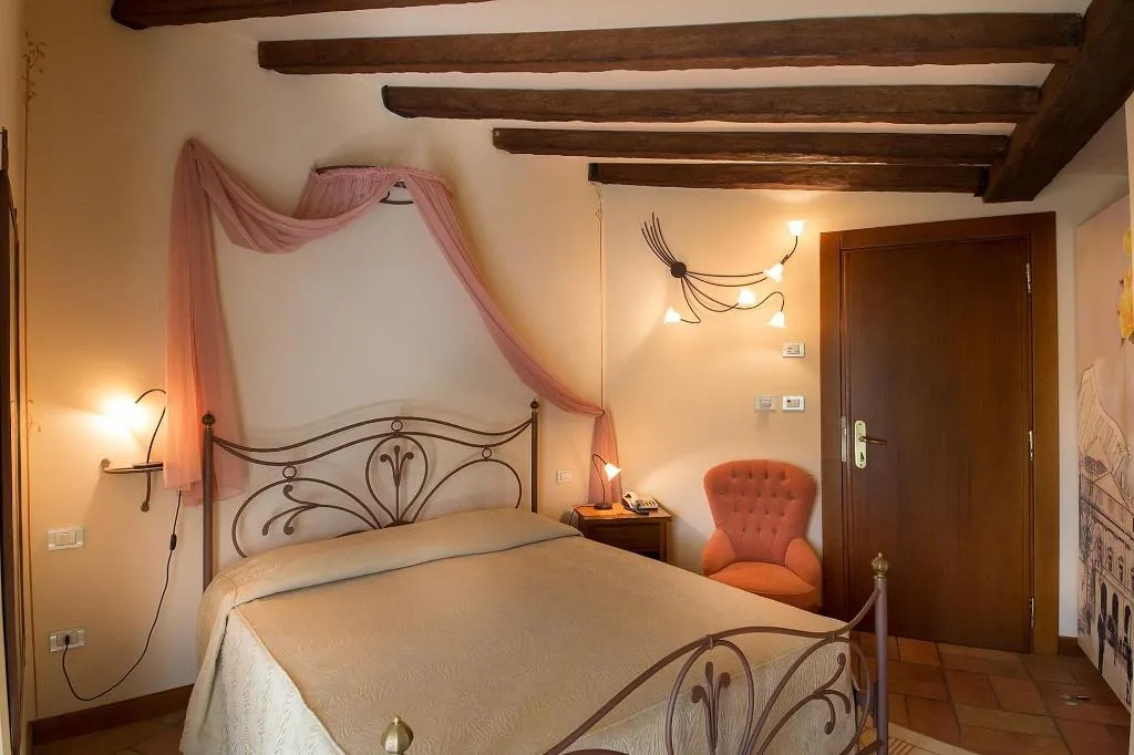 Room, Serenella, Milan