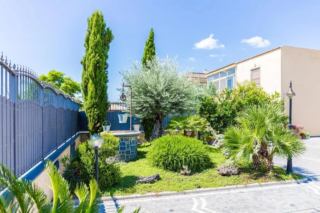 General view, B&B Atrium, Naples