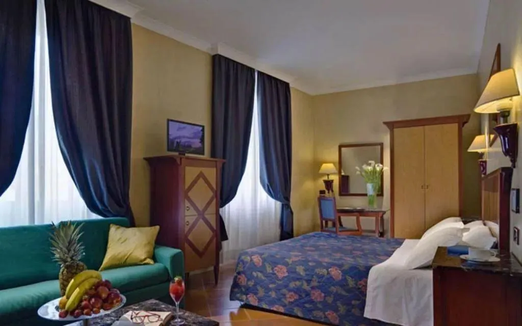QUADRUPLE STANDARD Room, Corona D'Italia, Florence