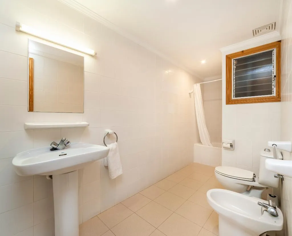 APARTMENT CAPACITY 4 ONE BEDROOM Room, Charlys, Majorca