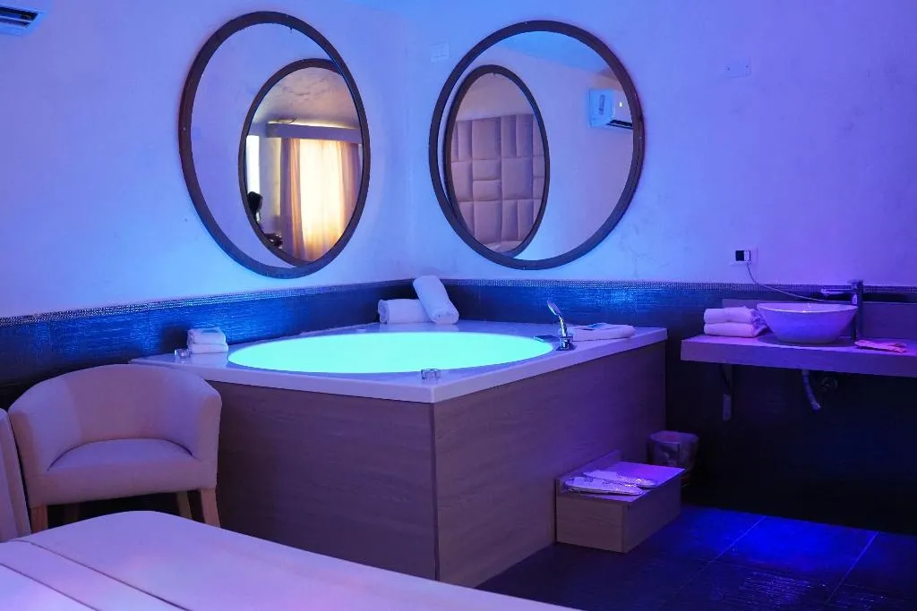 JUNIOR SUITE WITH JACUZZI Room, Bee Queen Hotel, Naples