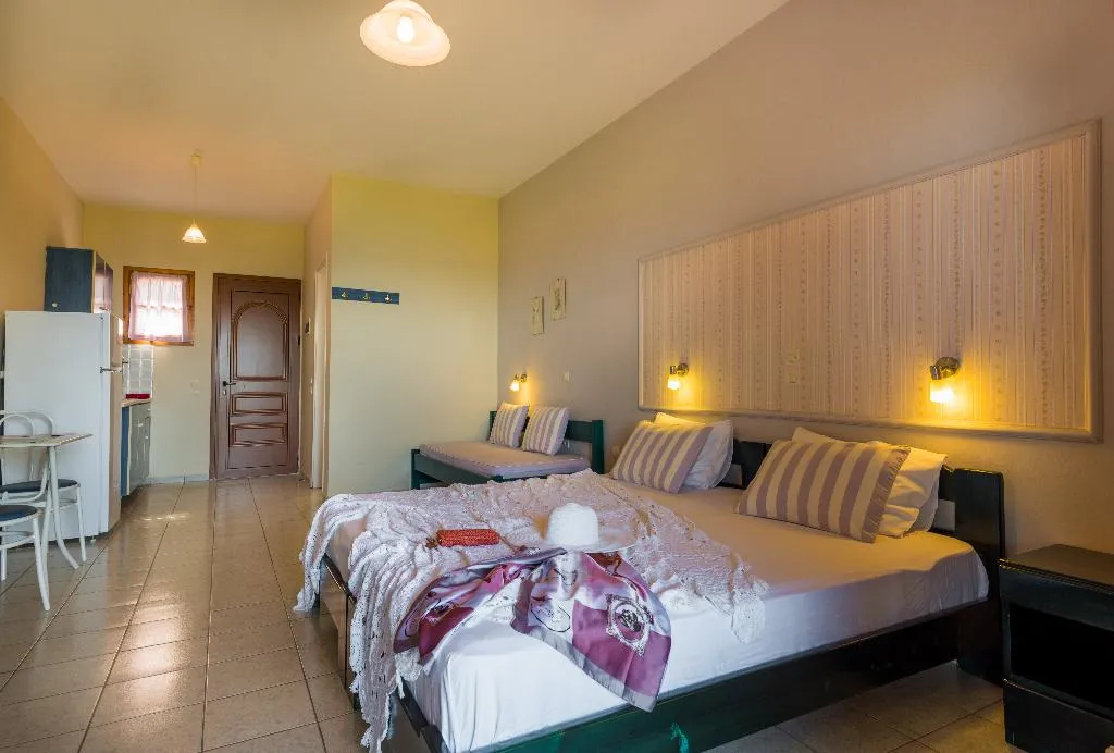 STUDIO CAPACITY 3 Room, Kavos Psarou Studios And Apartments, Zante