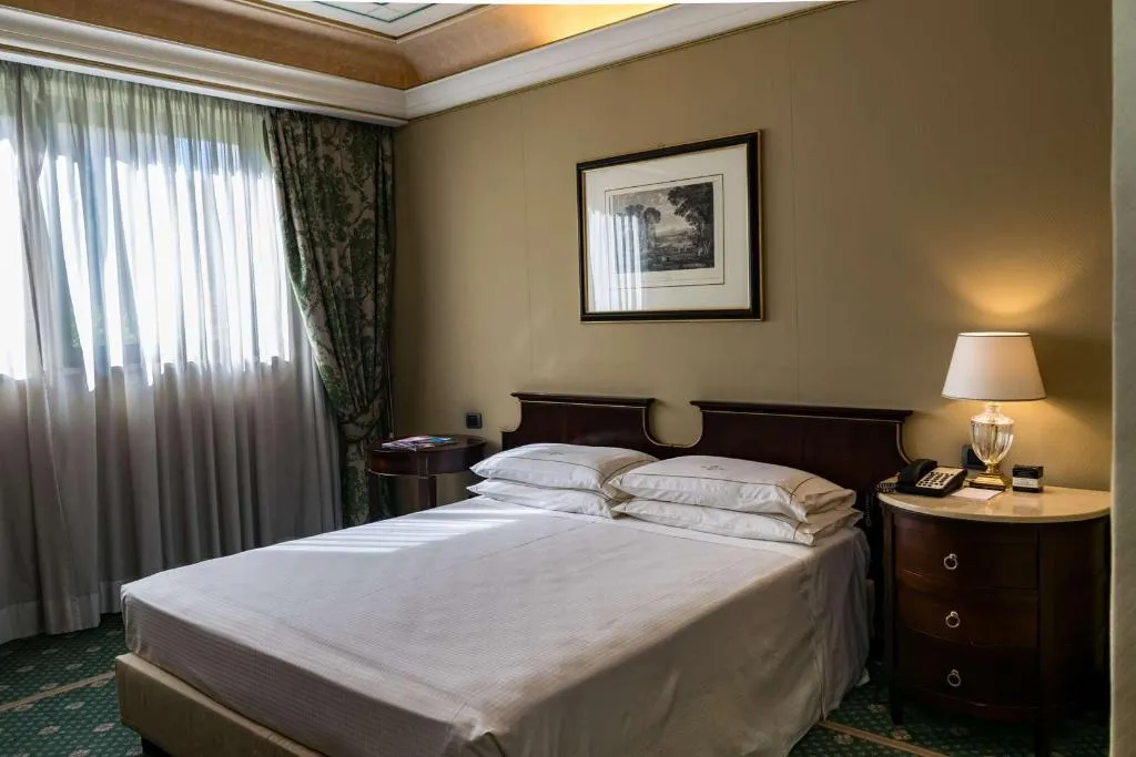 Room, River Chateau, Rome