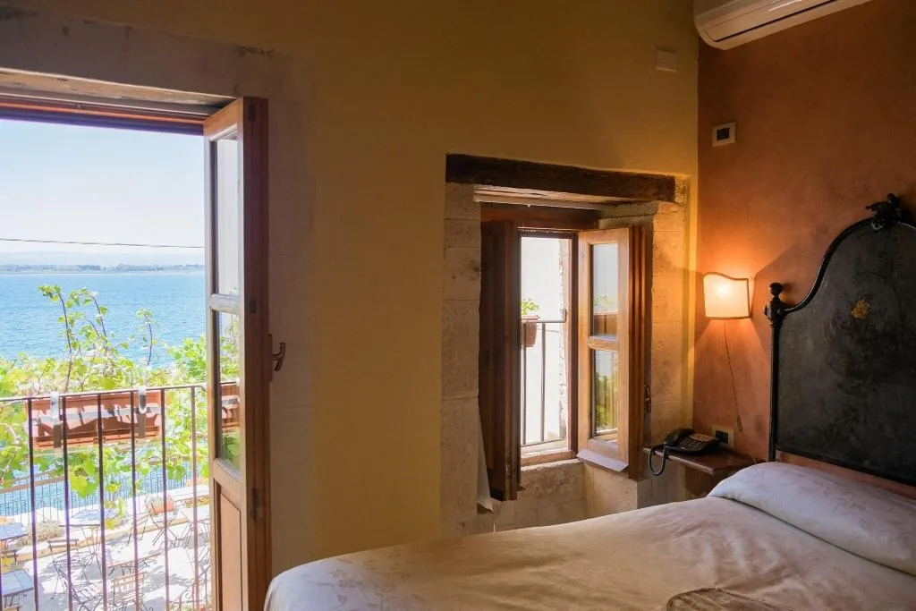 DOUBLE SEA VIEW Room, Charme Henry S House, Catania