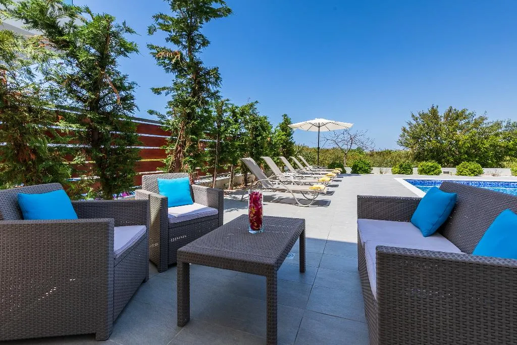 VILLA FIVE BEDROOMS WITH MORE THAN THREE BATHROOMS Room, Sea Point Villas, Cyprus