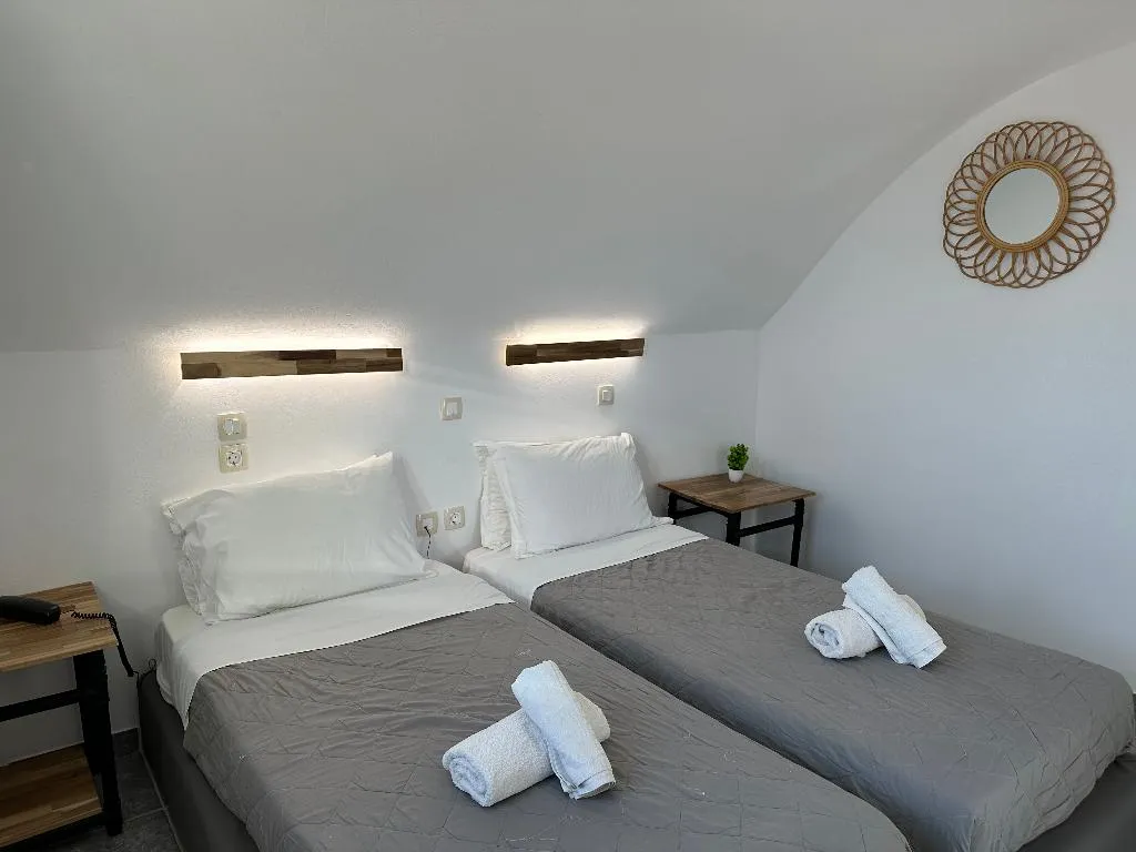 STUDIO WITH JACUZZI Room, Lucia Villas, Santorini