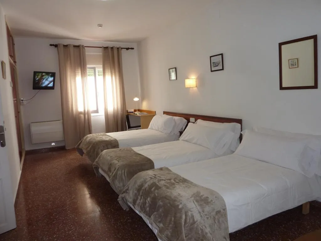 TRIPLE STANDARD Room, Hostal JUME - URBAN ROOMS, Menorca