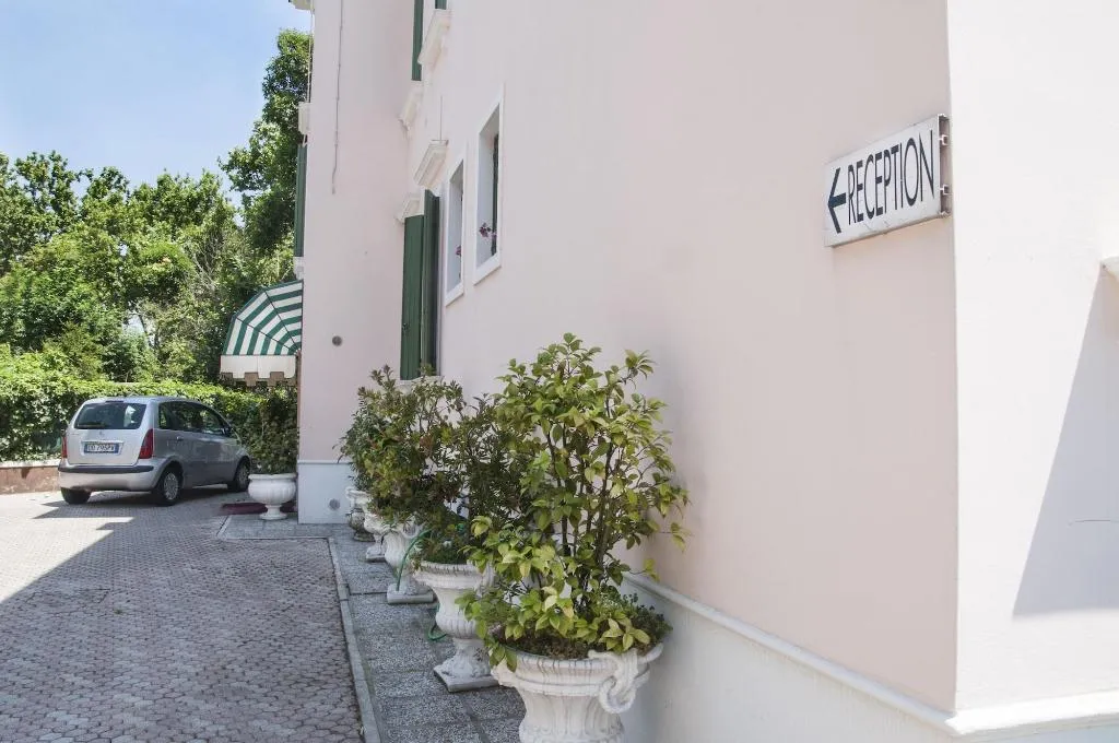 Terrace, Hotel Villa Serena, Venice