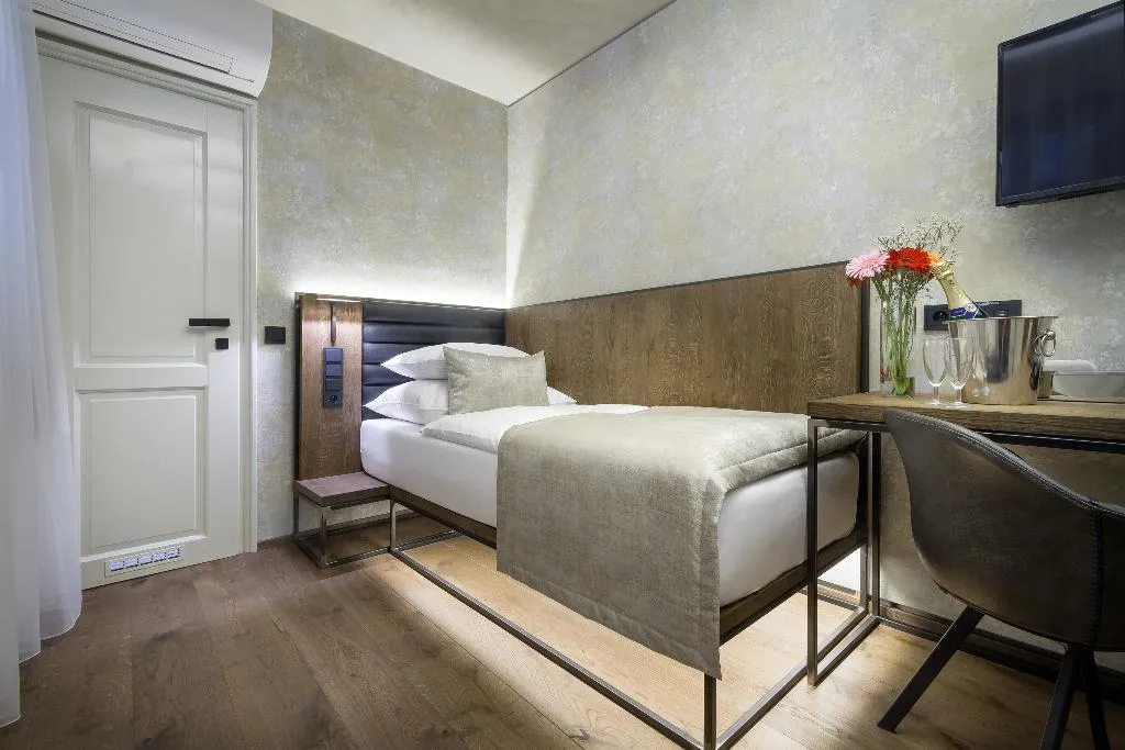SINGLE STANDARD Room, Hotel Waldstein, Prague