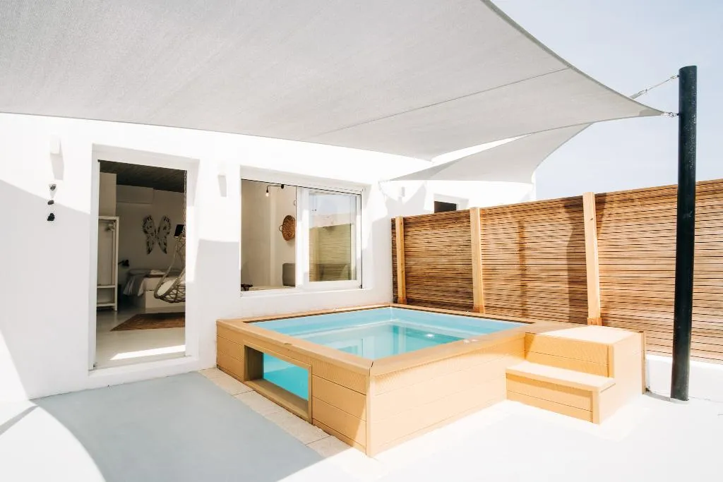SUITE DELUXE WITH JACUZZI Room, Mesanto Luxury Suites, Santorini