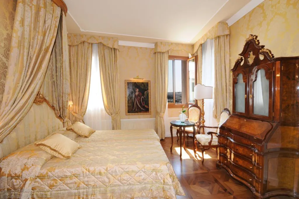 JUNIOR SUITE CANAL VIEW Room, Canal Grande, Venice