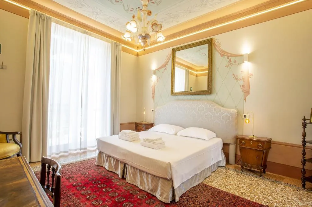 Room, Villa Tortorelli, Florence