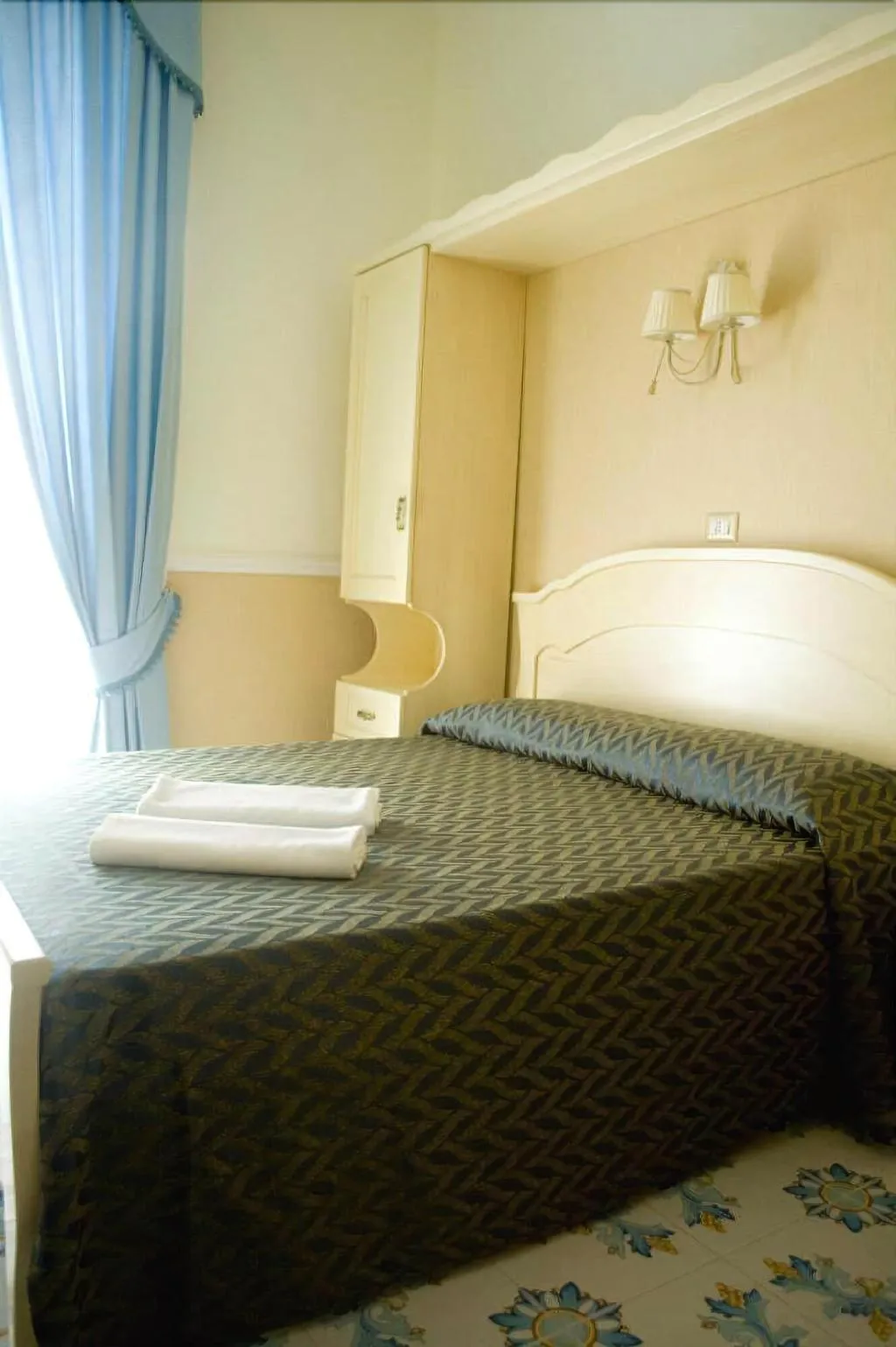 Room, Bed And Breakfast Medea, Naples
