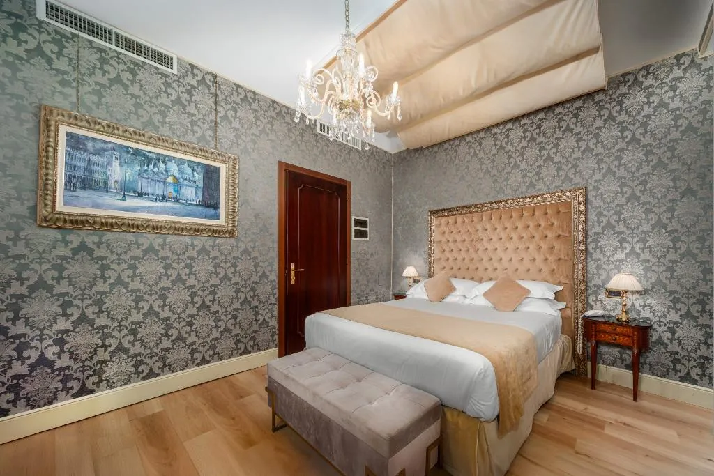 DOUBLE SUPERIOR Room, Palazzo Paruta, Venice