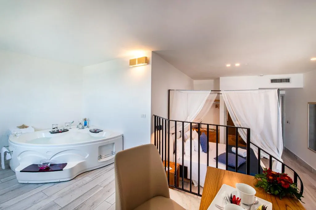 JUNIOR SUITE WITH JACUZZI Room, Relais Manfredi, Naples