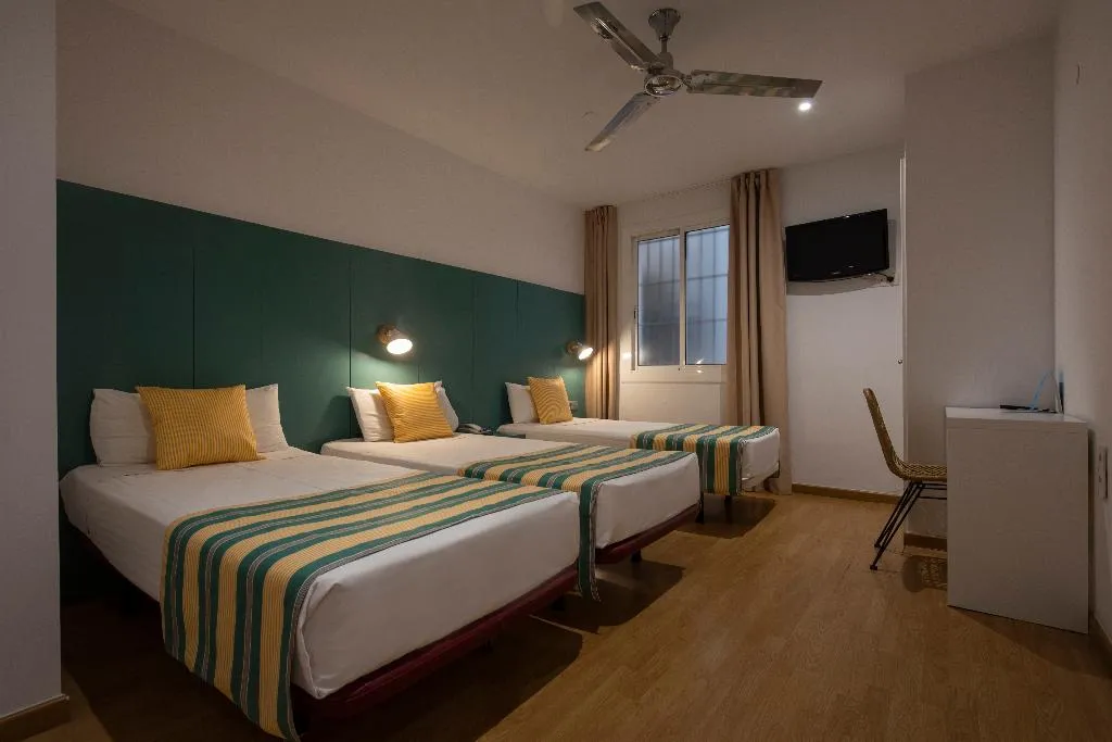 TRIPLE STANDARD Room, Yomo Hostal Bcn Port, Barcelona
