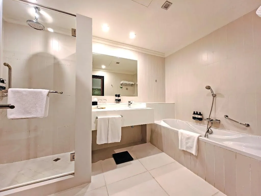 Double or Twin SUPERIOR Room, Millennium Airport Hotel Dubai, Dubai