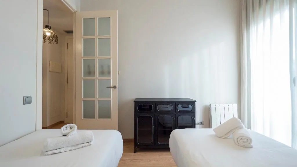 APARTMENT CAPACITY 6 THREE BEDROOM Room, Barcelona Sants Station Apartments, Barcelona