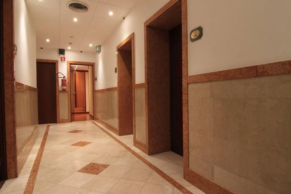 Lobby, Metro, Milan