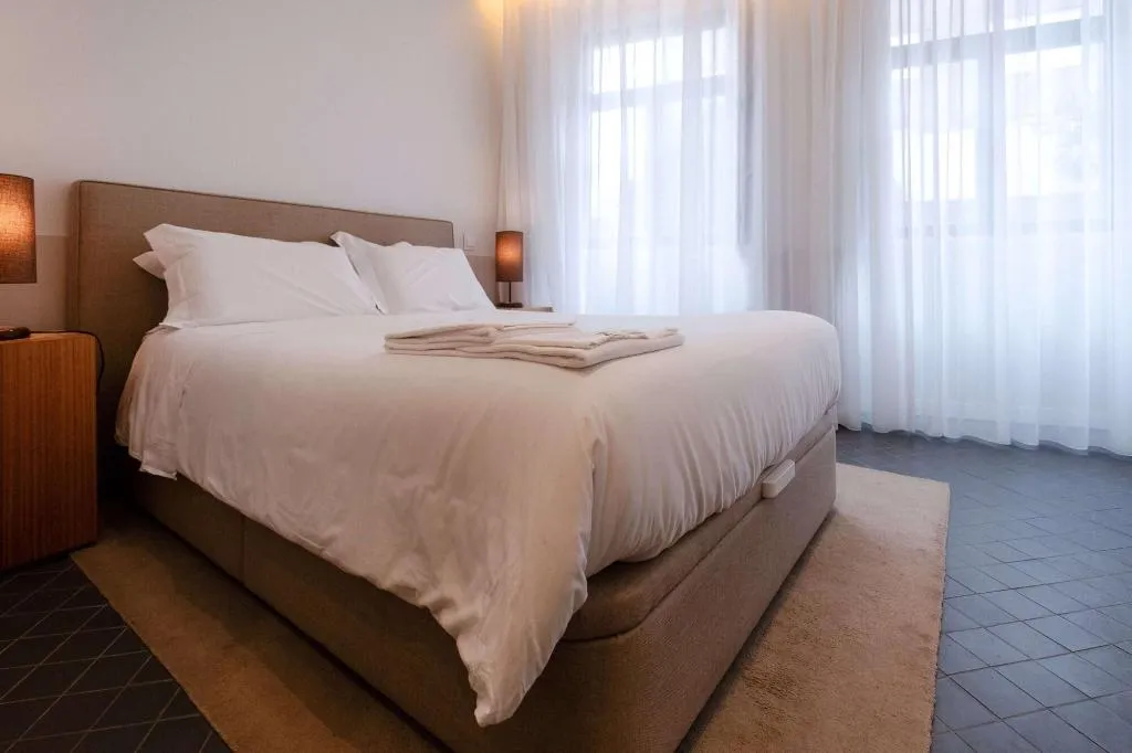 Room, Domum, Porto