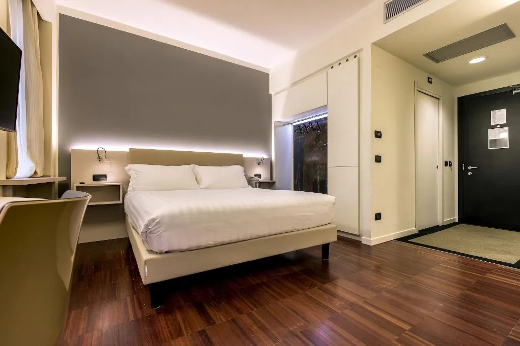 Room, 43 Station Hotel, Milan