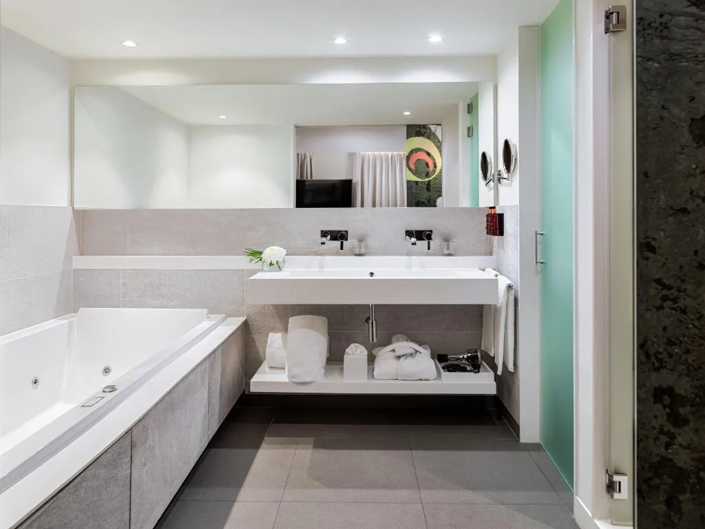 JUNIOR SUITE WITH DOUBLE BED Room, H10 Art Gallery, Barcelona