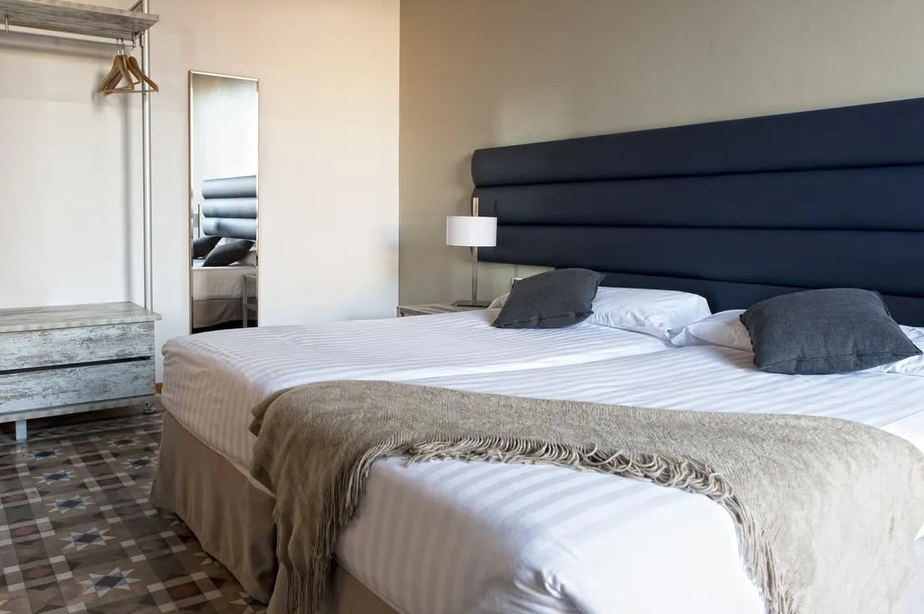 APARTMENT CAPACITY 6 TWO BEDROOMS Room, MH Apartments Tetuan, Barcelona