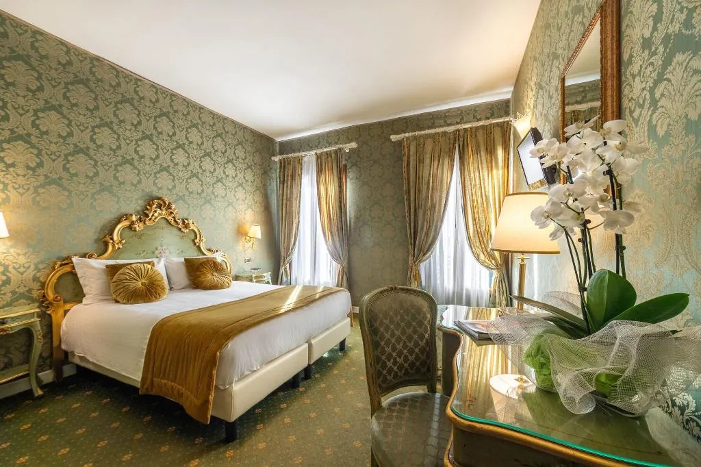 Room, A Tribute To Music, Venice