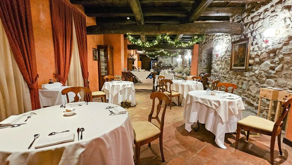 Restaurant, Castello di Casiglio, Milan