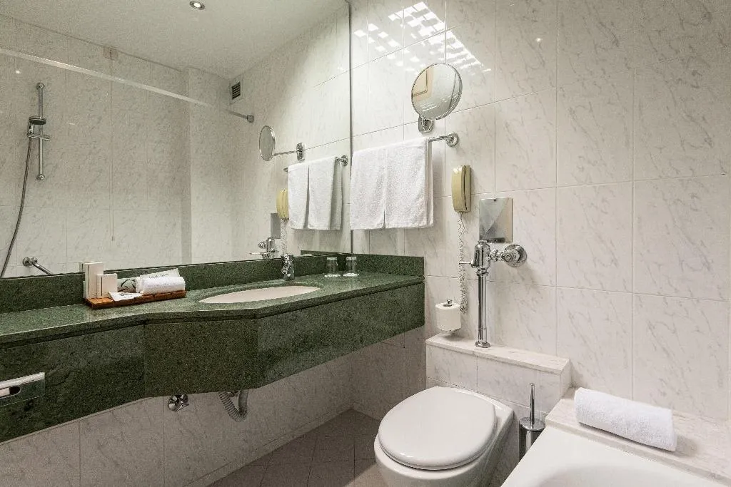 SUITE KING SIZE BED Room, Holiday Inn Thessaloniki, Halkidiki