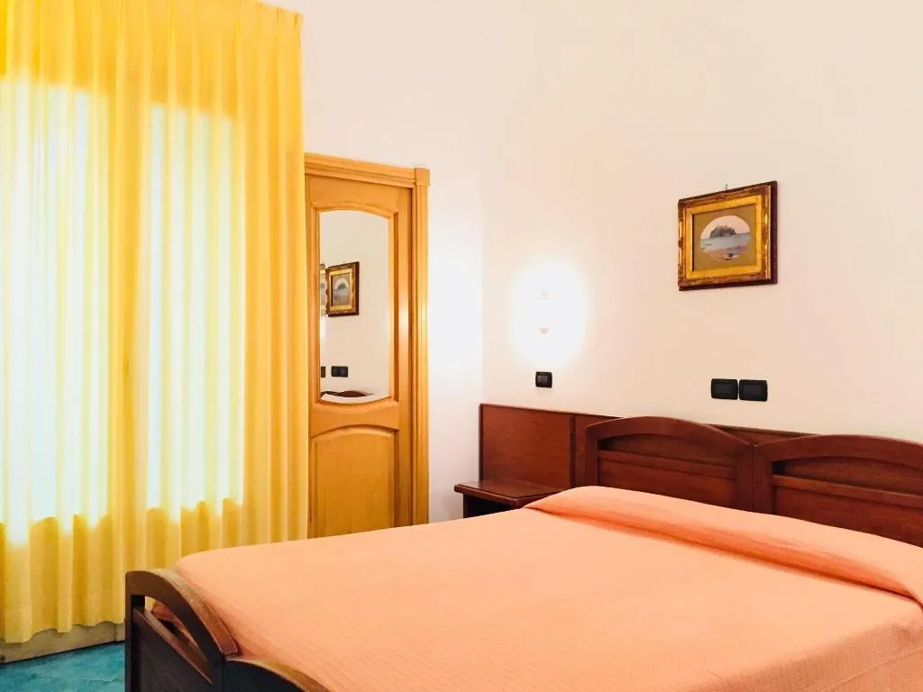 Room, Pineta, Naples