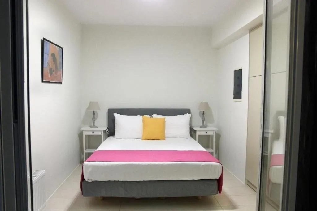 Room, Vivian Art Apartments, Crete
