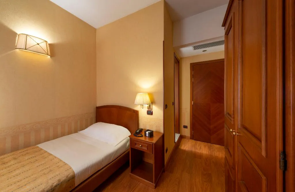 SINGLE STANDARD Room, Lancaster Hotel, Milan