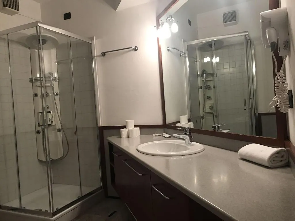 Room, Thea Monza, Milan