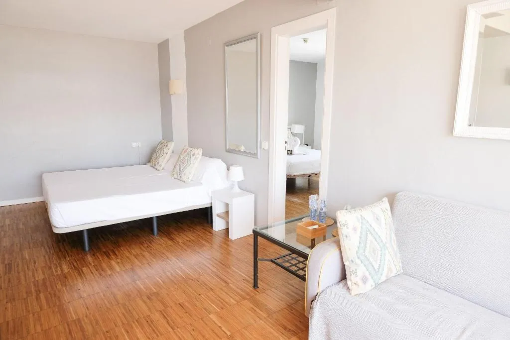 Room, Subur, Costa Brava