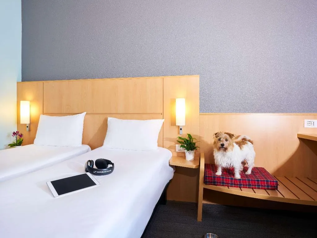 TWIN STANDARD Room, Ibis Como, Milan